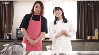 【中文字幕】新人蛋糕师也能成为AV女优吗？其实不喜欢甜点但喜欢性爱，中出入志愿的极素人少女渴望甜蜜的性爱，开始她的出道之旅。平野真衣